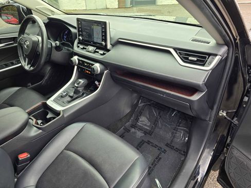 Used 2020 Toyota RAV4 Limited image 12