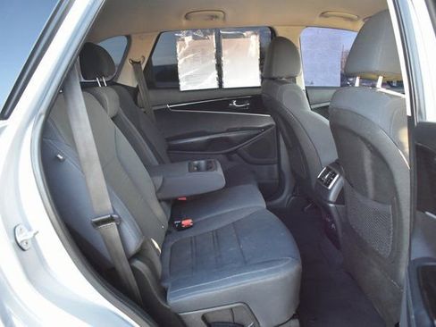 Used 2019 Kia Sorento LX image 35