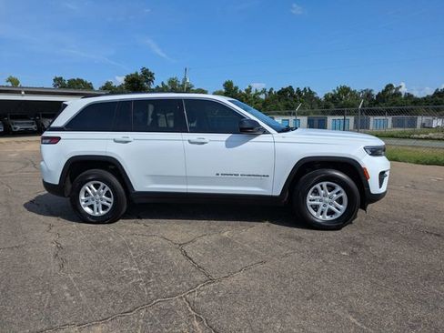 Used 2023 Jeep Grand Cherokee Laredo RWD image 3