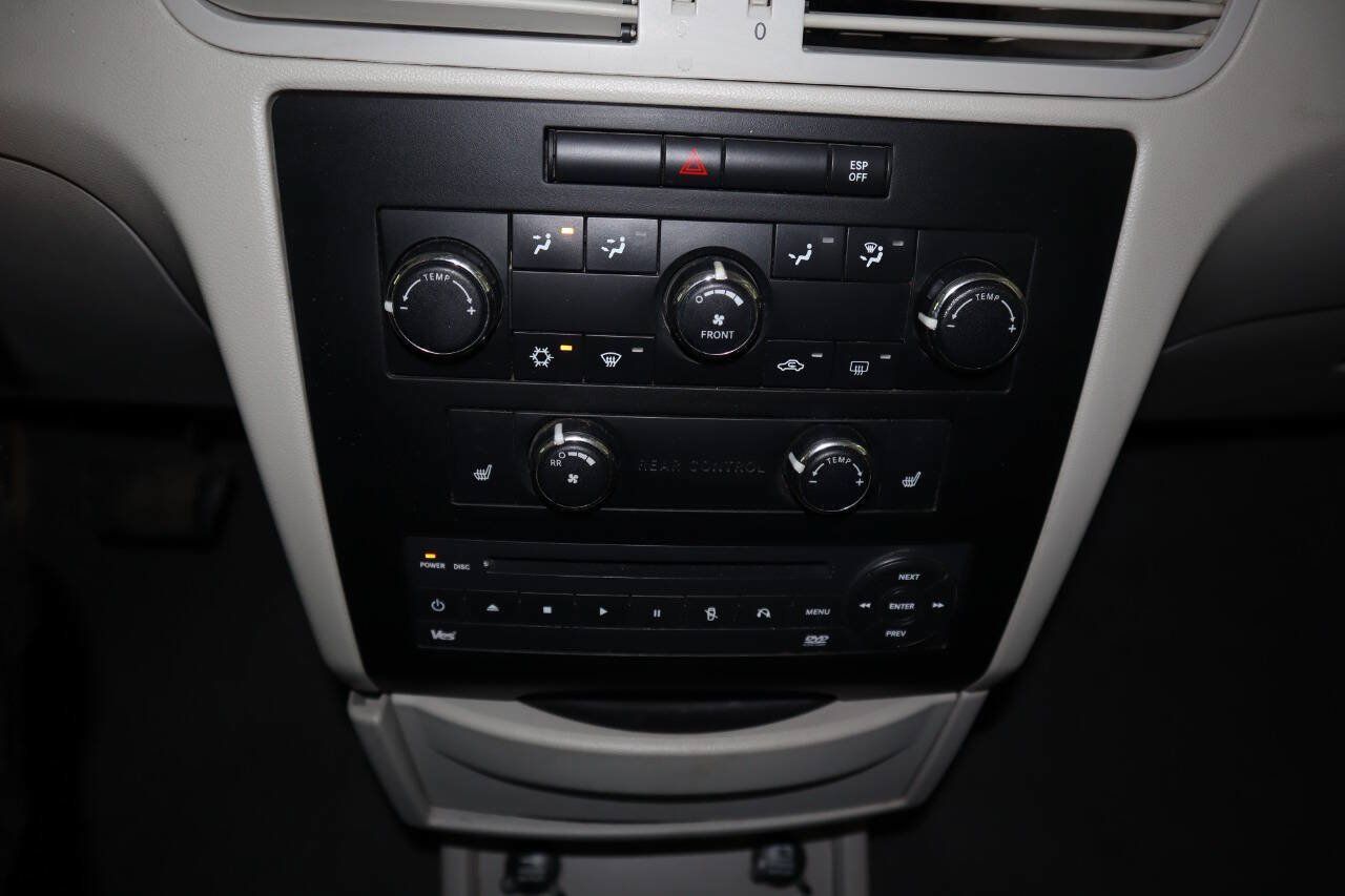 Used 2010 Volkswagen Routan SE FWD image 39