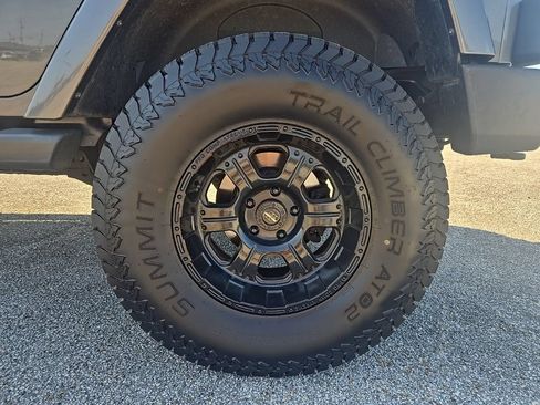 Used 2016 Jeep Wrangler Unlimited Sahara w/ Connectivity Group AWD/4WD image 27