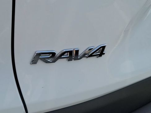 Used 2022 Toyota RAV4 XLE w/ Convenience Package FWD image 5