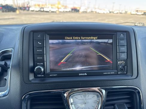 Used 2016 Chrysler Town & Country Touring-L w/ Driver Convenience Group image 21