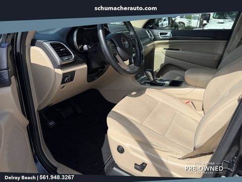Used 2019 Jeep Grand Cherokee Laredo AWD/4WD image 11