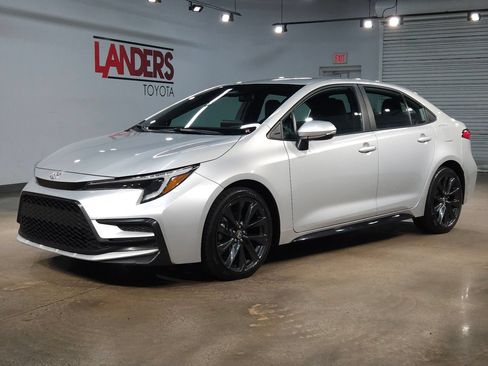 Used 2024 Toyota Corolla SE FWD image 3