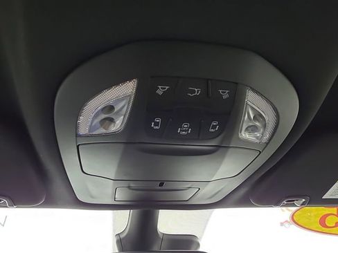 Used 2025 Chrysler Pacifica Select image 25