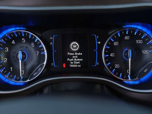 Used 2020 Chrysler Voyager LX image 26