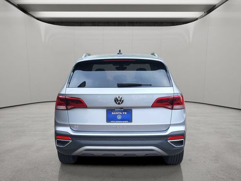 Used 2023 Volkswagen Taos SE w/ Panoramic Sunroof Package FWD image 2