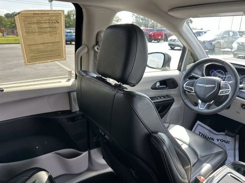 Used 2023 Chrysler Pacifica Touring-L FWD image 15