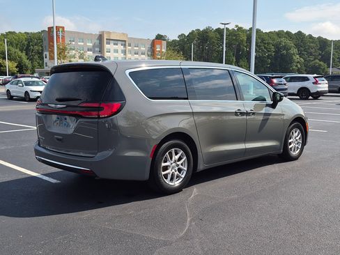 Used 2025 Chrysler Pacifica Select FWD image 3