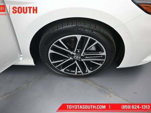 Used 2025 Toyota Camry XLE AWD/4WD image 32