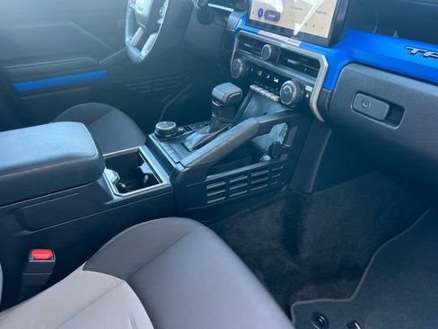 Certified 2025 Toyota Tacoma TRD Off-Road AWD/4WD image 19