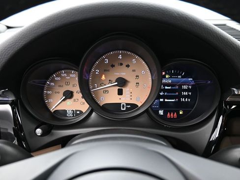 Certified 2025 Porsche Macan AWD/4WD image 20