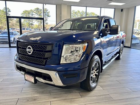 Used 2021 Nissan Titan SV w/ SV Convenience Package image 3
