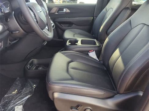 New 2026 Chrysler Pacifica Select image 16