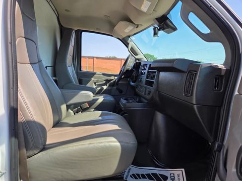 Used 2019 Chevrolet Express 3500 RWD image 9