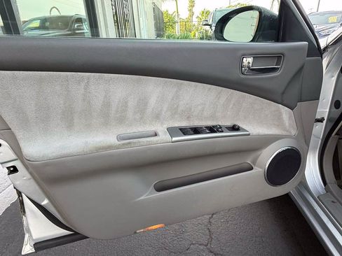 Used 2006 Nissan Altima 3.5 SE FWD image 18