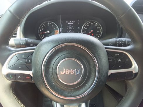 Used 2020 Jeep Renegade Latitude FWD image 22