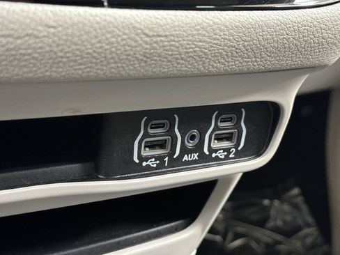 Used 2024 Chrysler Pacifica Select image 36