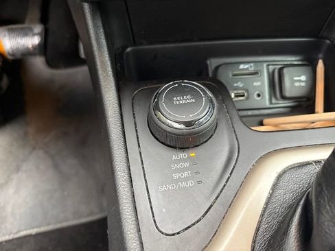 Used 2015 Jeep Cherokee Latitude image 14