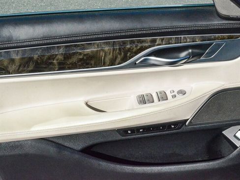 Used 2020 BMW 750i xDrive w/ Executive Package image 47