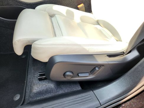 Certified 2025 Volvo XC40 B5 Plus AWD/4WD image 16