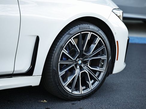 Used 2022 BMW 750i xDrive w/ Luxury Rear Seating Package image 5