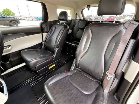 Used 2023 Kia Carnival LX FWD image 19