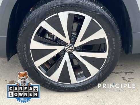 Used 2023 Volkswagen Taos SE w/ Panoramic Sunroof Package image 7