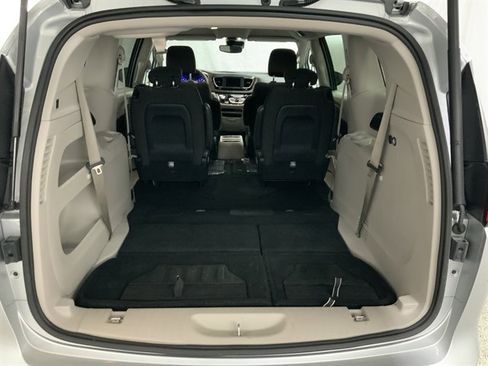 Used 2023 Chrysler Voyager LX image 7
