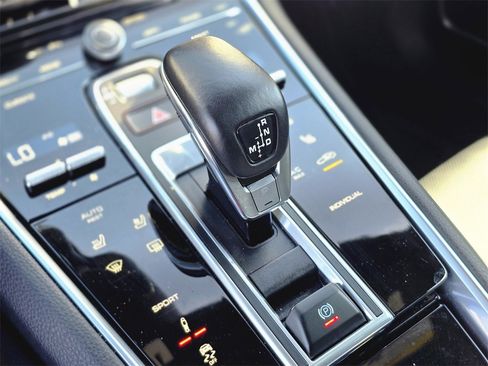 Used 2023 Porsche Panamera 4 Platinum Edition image 31