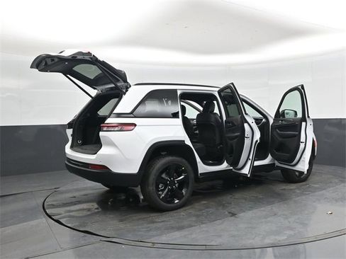 New 2025 Jeep Grand Cherokee Altitude image 44