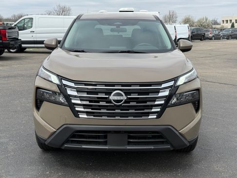 Used 2025 Nissan Rogue SV image 3