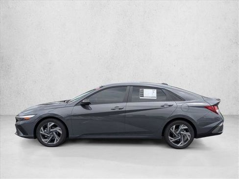 Used 2025 Hyundai Elantra Sport FWD image 8
