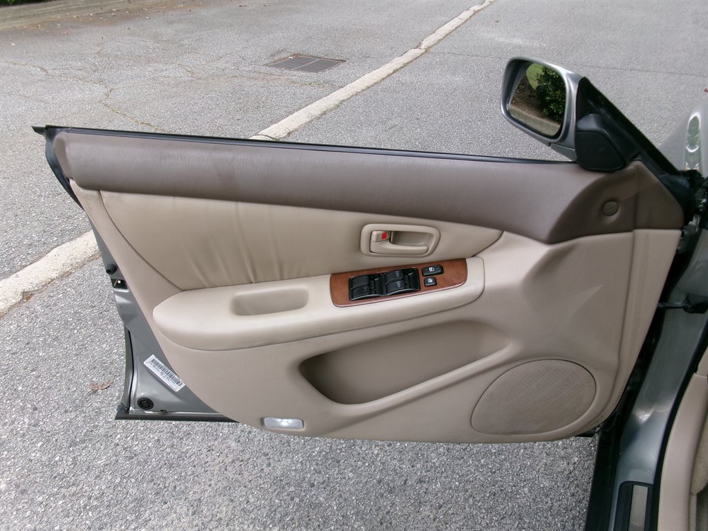 Used 2001 Lexus ES 330 w/ Lexus Value Pkg FWD image 10
