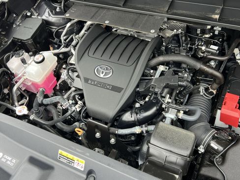 Used 2024 Toyota Highlander XLE image 28