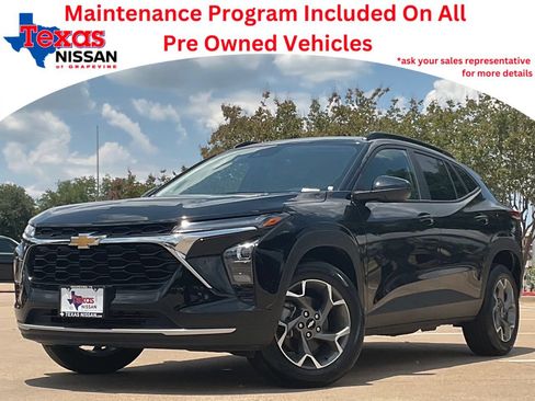 Used 2025 Chevrolet Trax LT FWD image 1
