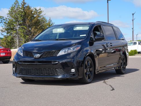 Used 2020 Toyota Sienna SE Premium w/ Nightshade Edition FWD image 7