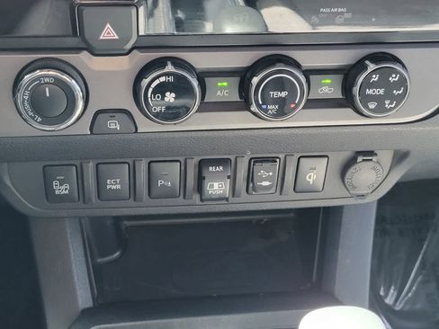 Used 2018 Toyota Tacoma TRD Off-Road w/ Technology Package AWD/4WD image 19
