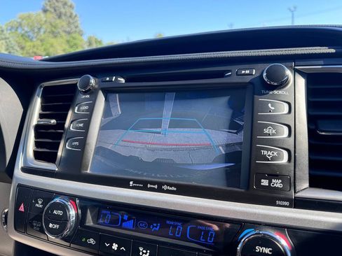 Used 2019 Toyota Highlander XLE FWD image 17