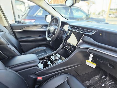 Certified 2023 Jeep Grand Cherokee 4WD 4xe w/ Luxury Tech Group II image 30