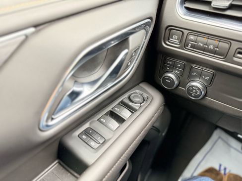 Used 2023 GMC Yukon XL SLT image 15