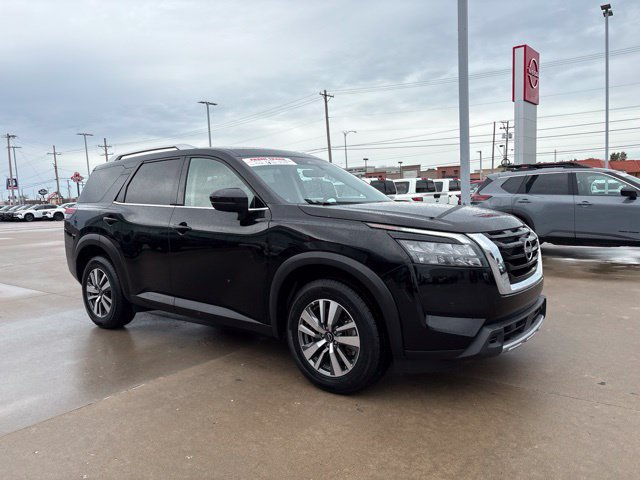 Used 2025 Nissan Pathfinder SL AWD/4WD image 2