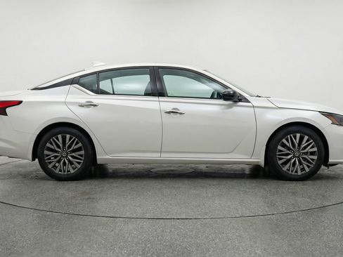 Used 2025 Nissan Altima 2.5 SV image 11