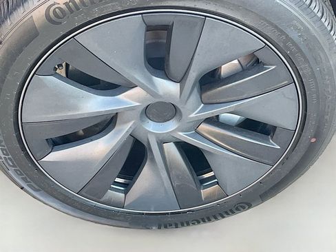 Used 2025 Tesla Model Y Long Range image 32