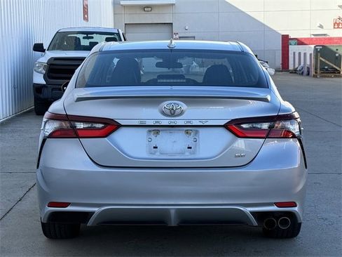 Used 2022 Toyota Camry SE image 5
