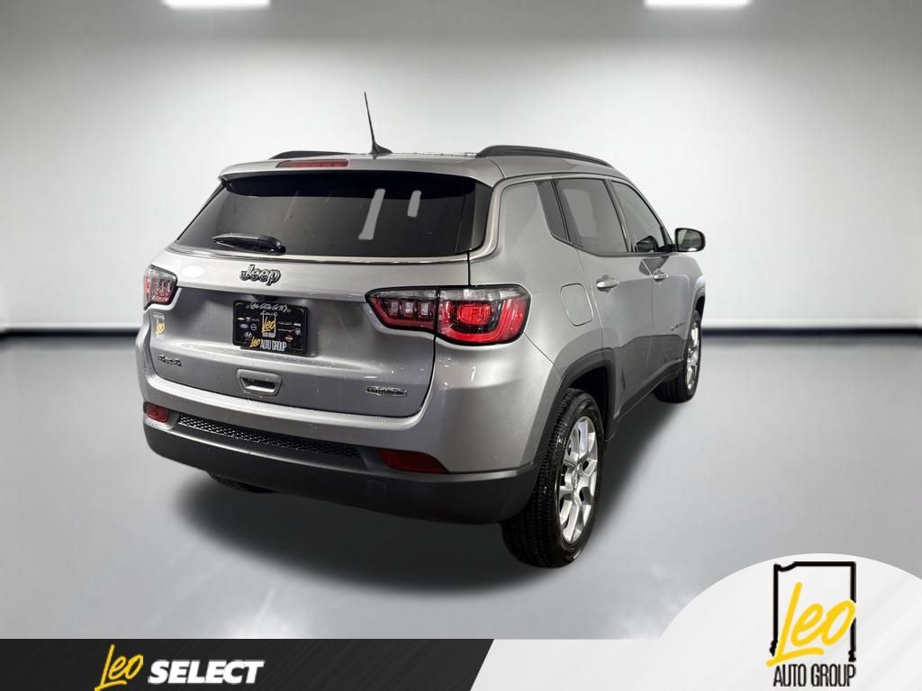 Used 2024 Jeep Compass Latitude AWD/4WD image 5
