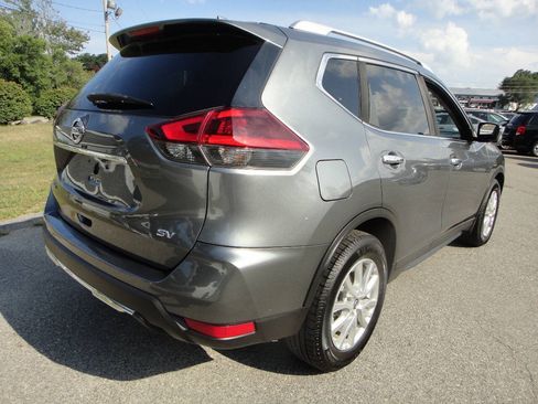 Used 2018 Nissan Rogue SV w/ Premium Package FWD image 4