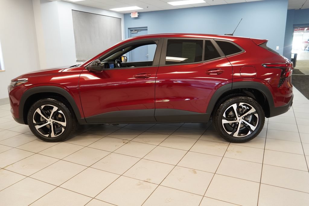 Used 2024 Chevrolet Trax RS FWD image 2
