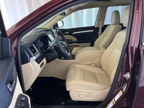 Used 2019 Toyota Highlander XLE AWD/4WD image 4